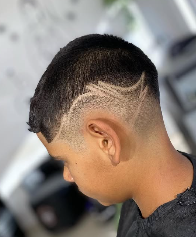 Corte com desenho lateral ondulado